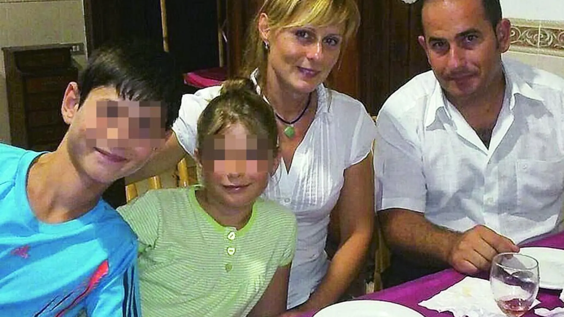 Una foto familiar en la que se ve al detenido Óscar Lozano, con su pareja y sus hijos