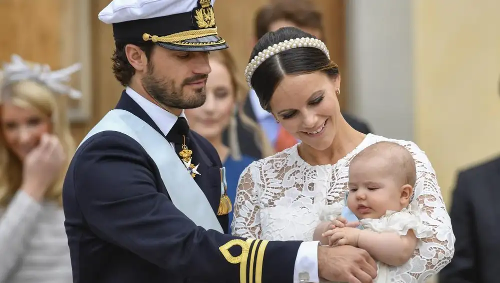El príncipe Carlos Felipe de Suecia y la princesa Sofía junto a su hijo, el príncipe Alejandro