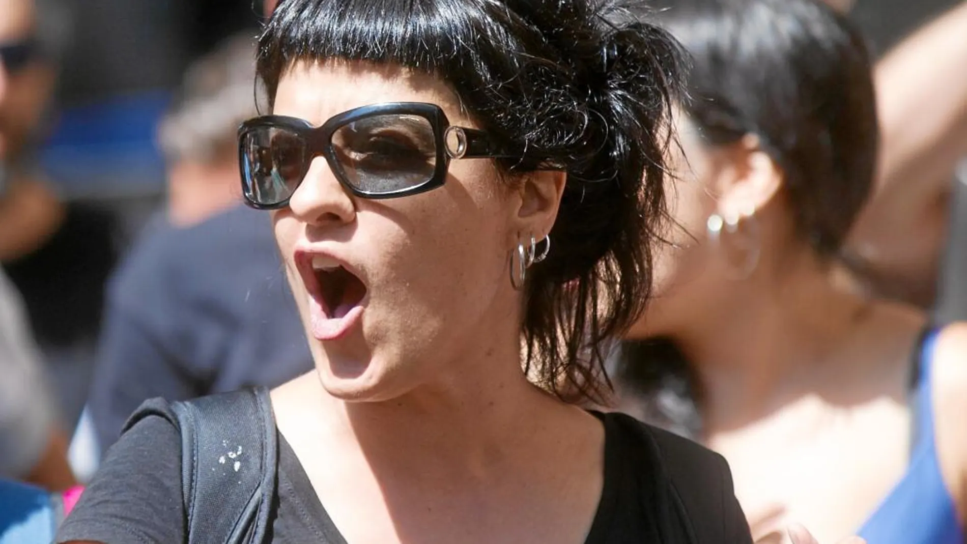 La diputada de la CUP Anna Gabriel, el pasado 31 de julio, protestando ante la Comandancia de la Guardia Civil en Barcelona