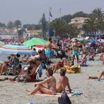 Personas disfrutando del calor y el buen tiempo en la playa