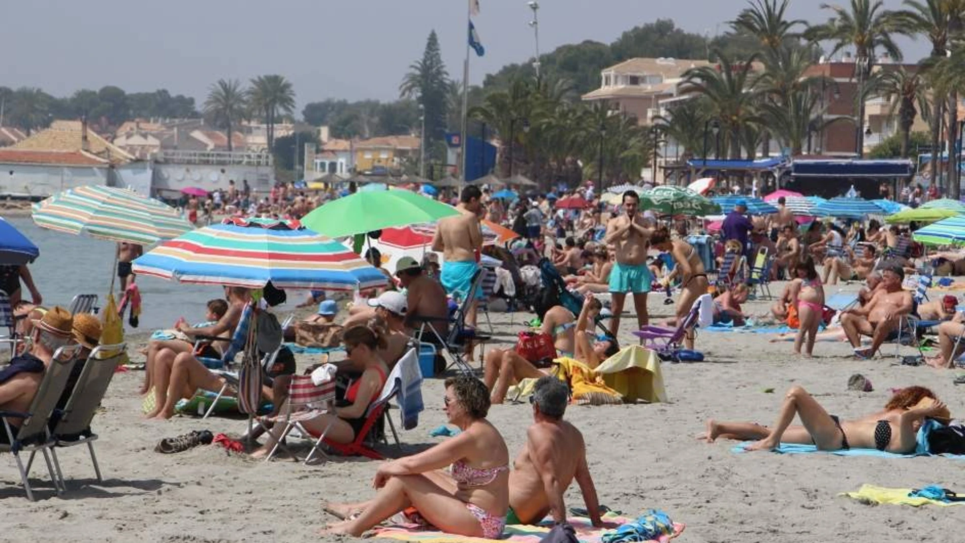 Personas disfrutando del calor y el buen tiempo en la playa