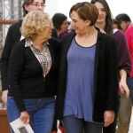 Carmena y Colau en una visita de la catalana a Madrid en 2015, año que ambas llegaron al poder