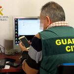La Guardia Civil investiga los dispositivos digitales del investigado para conocer qué tipo de archivos guarda y evitar que siga coaccionando a menores