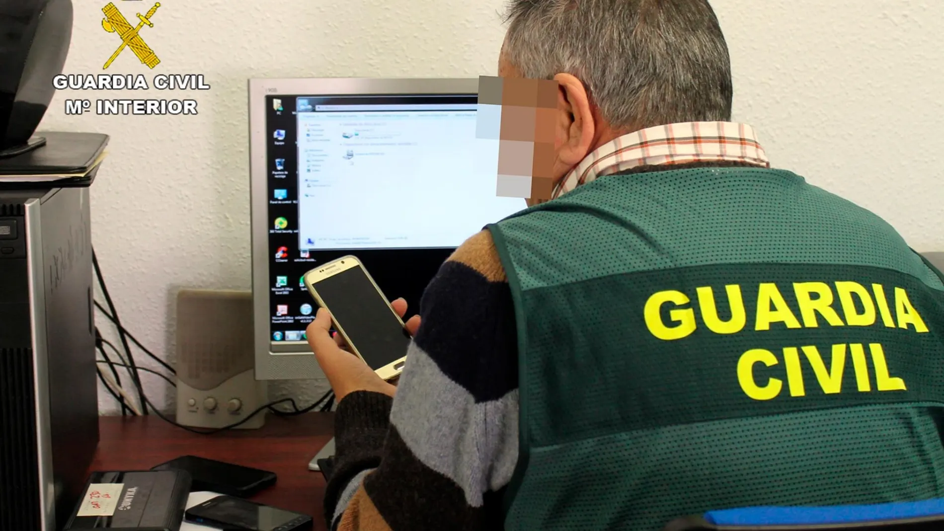 La Guardia Civil investiga los dispositivos digitales del investigado para conocer qué tipo de archivos guarda y evitar que siga coaccionando a menores