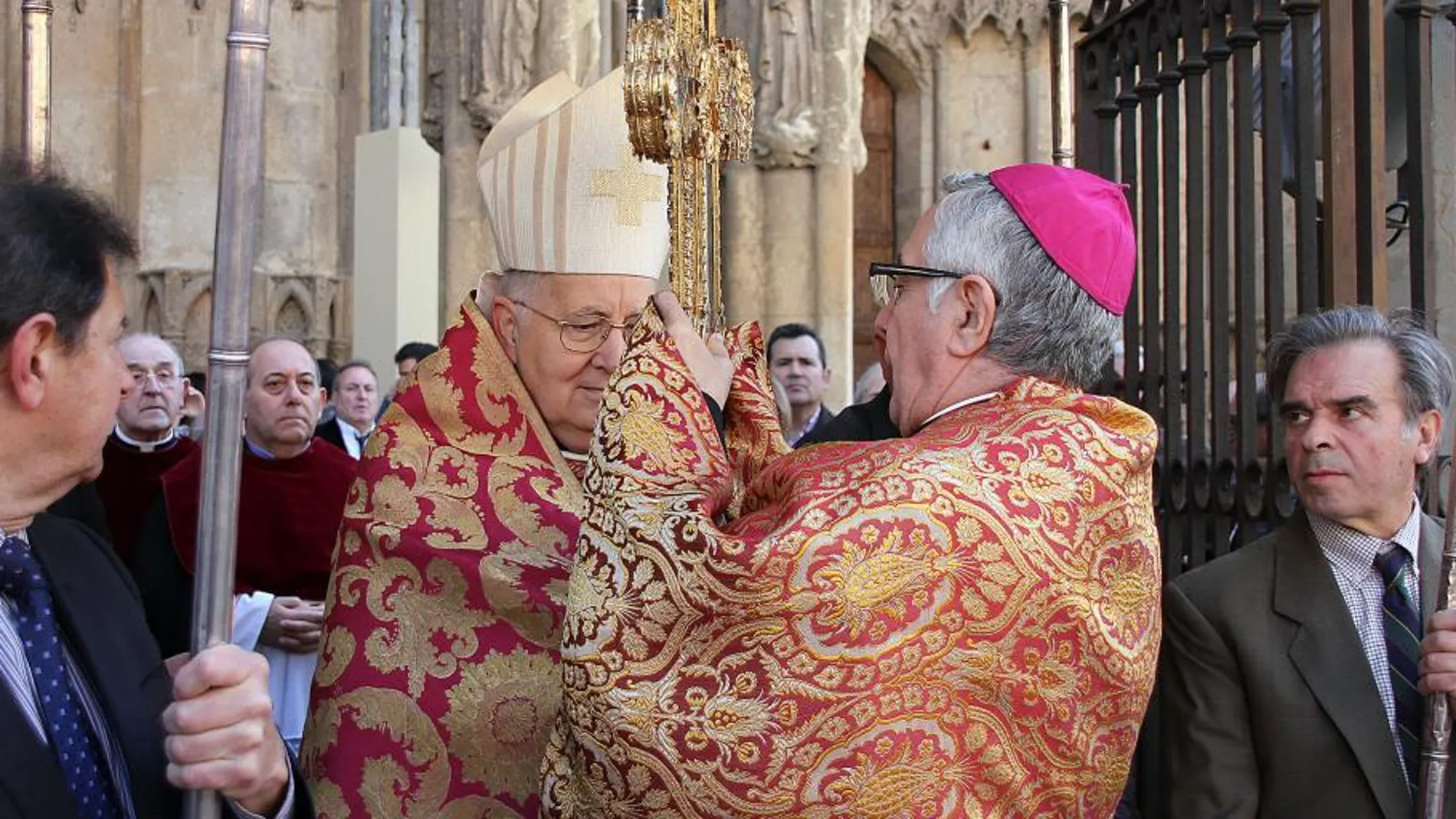 El obispo de León, Julián López, devuelve la reliquia al de Santander, Manuel Sánchez Monge / Peio García/Ical