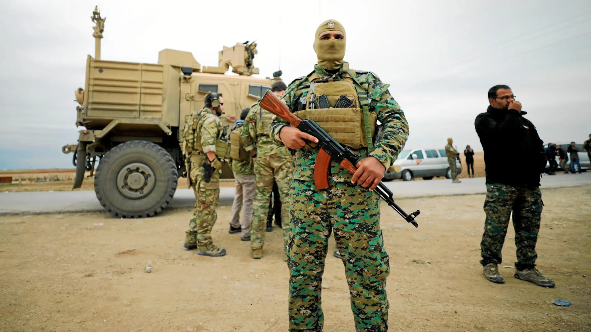 Soldados norteamericanos y soldados democráticos sirios en una incursión conjunta en la frontera con Turquía