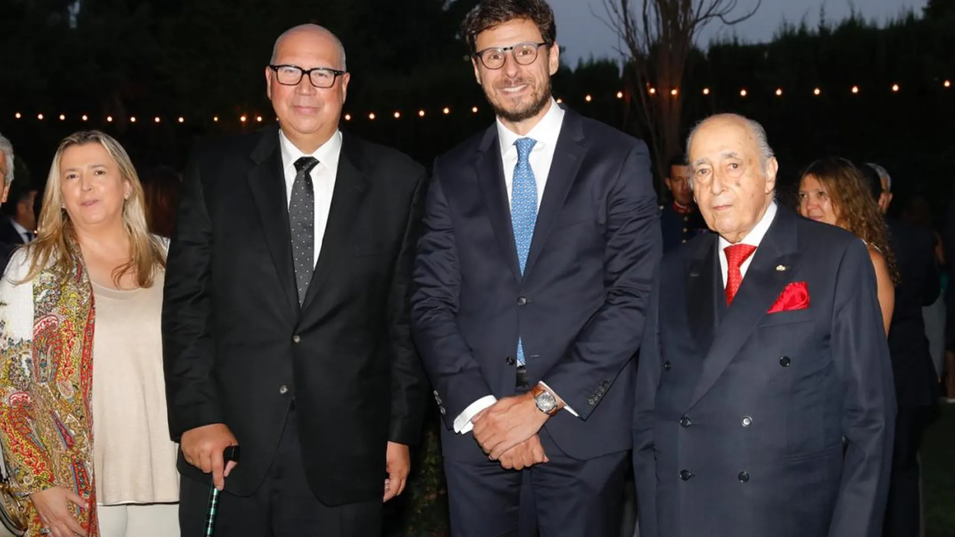 Jorge Tagle Canelo (izquierda), acompañado de Conrado Briceño, Presidente de la Universidad Europea y el embajador Mariano Fontecilla