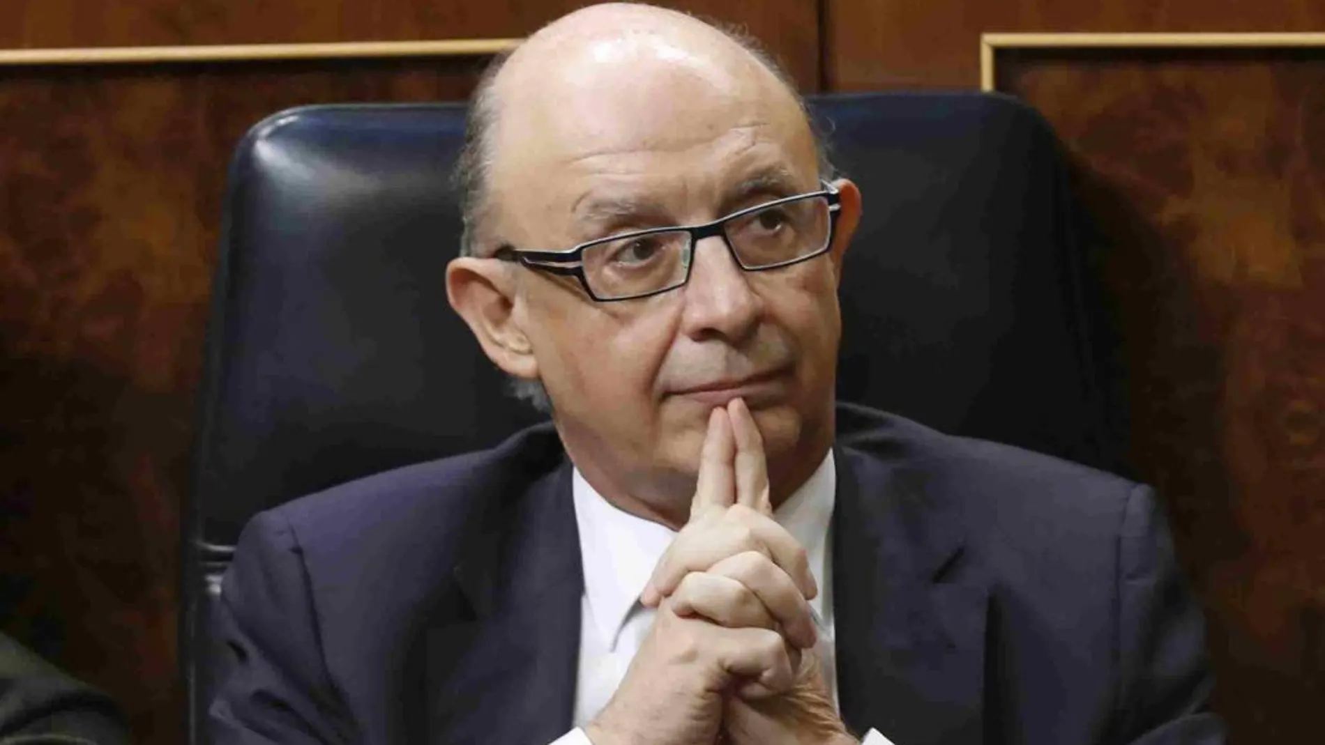 Los técnicos de Hacienda espera de Montoro una reforma fiscal «integral»