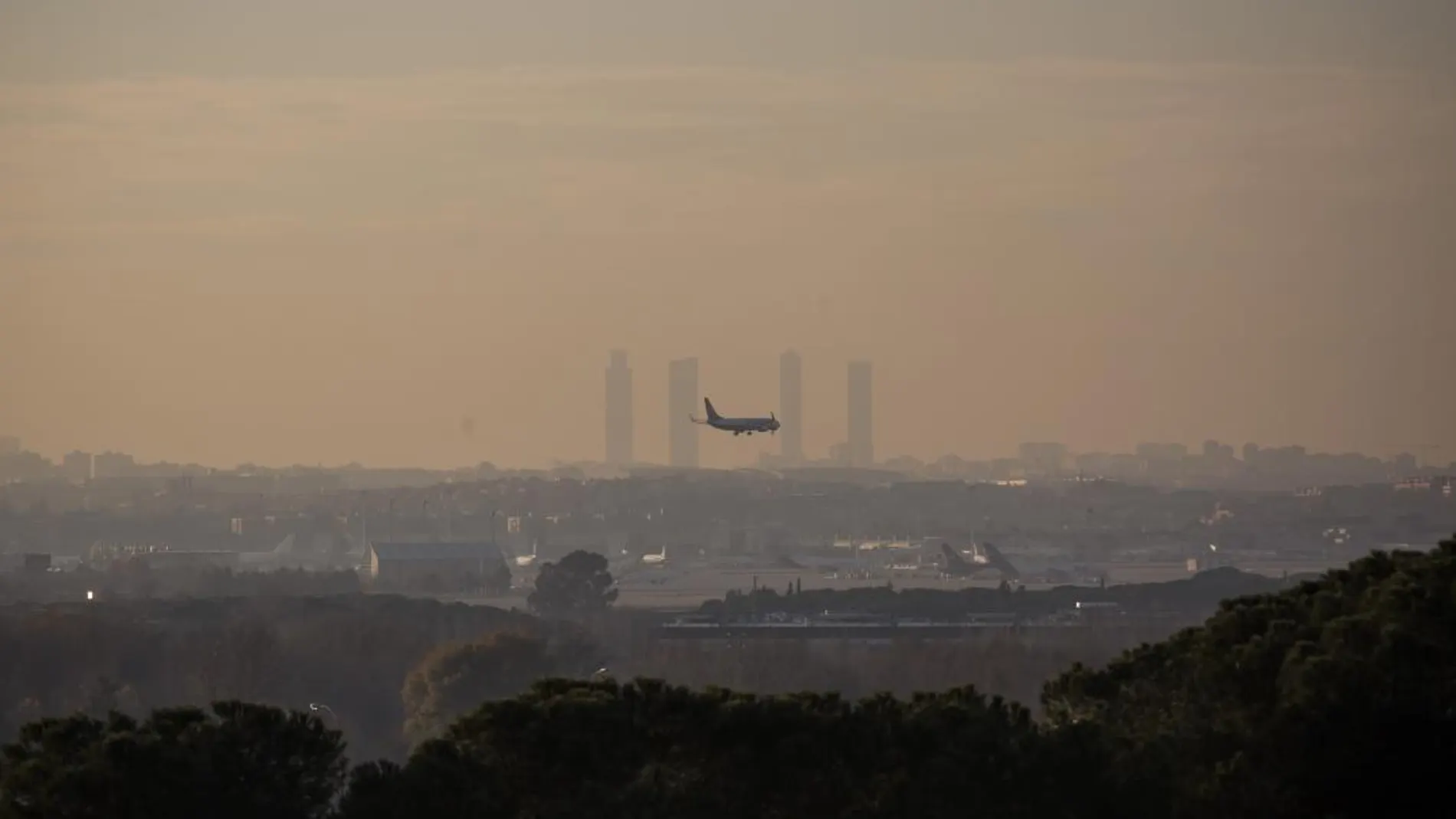 Imagen del cielo de Madrid oscurecido por la contaminación/ Alberto R. Roldán