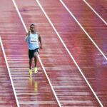 Una de las imágenes del Mundial: Makwala corriendo solo su serie de los 200, en la que logró el pase a semifinales