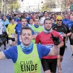 Los participantes de la XIII Media Maratón «Villa de Madrid» durante la carrera por las calles de la capital
