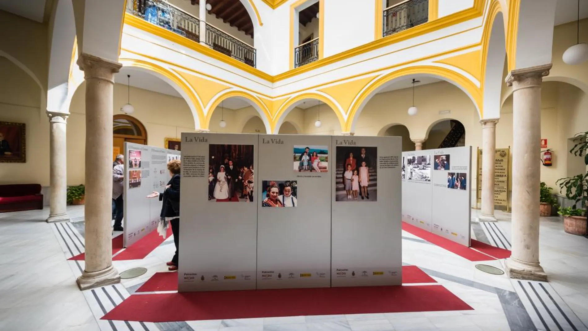 La exposición itinerante ‘20 años In Memoriam’ de la Fundación Jiménez-Becerril visita los hospitales Macarena y Virgen del Rocío