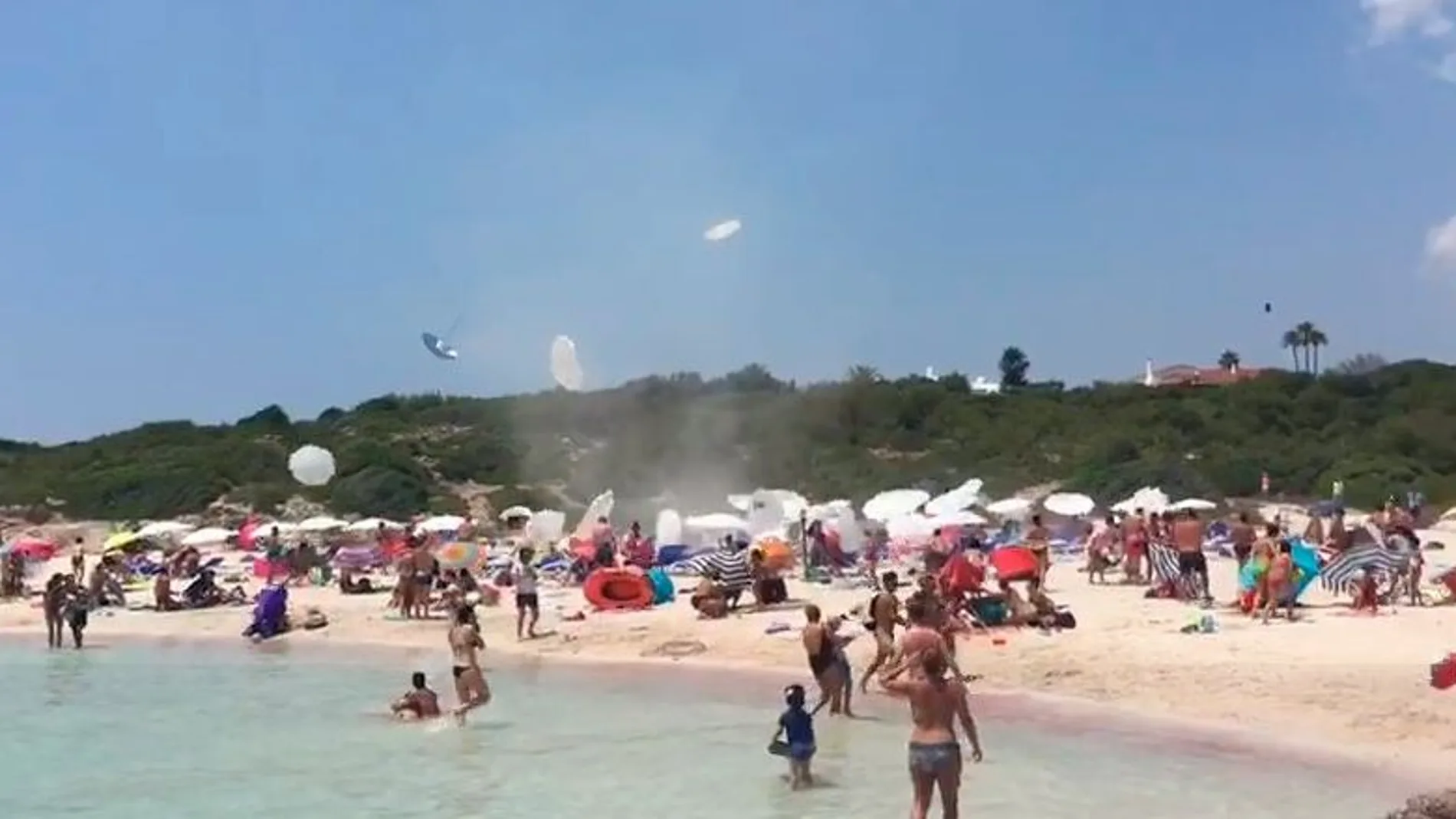 Un remolino ha provocado que decenas de sombrillas clavadas en la arena volaran por los aires / YouTube