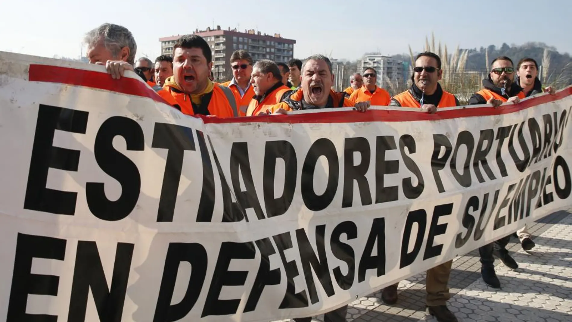 Estibadores del Puerto de Pasaia protestan durante una de las jornadas de huelga de los estibadores