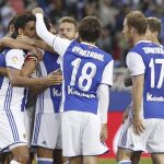 Los jugadores de la Real Sociedad celebran el gol marcado por el centrocampista Xabi Prieto, el primero del equipo ante el Alavés