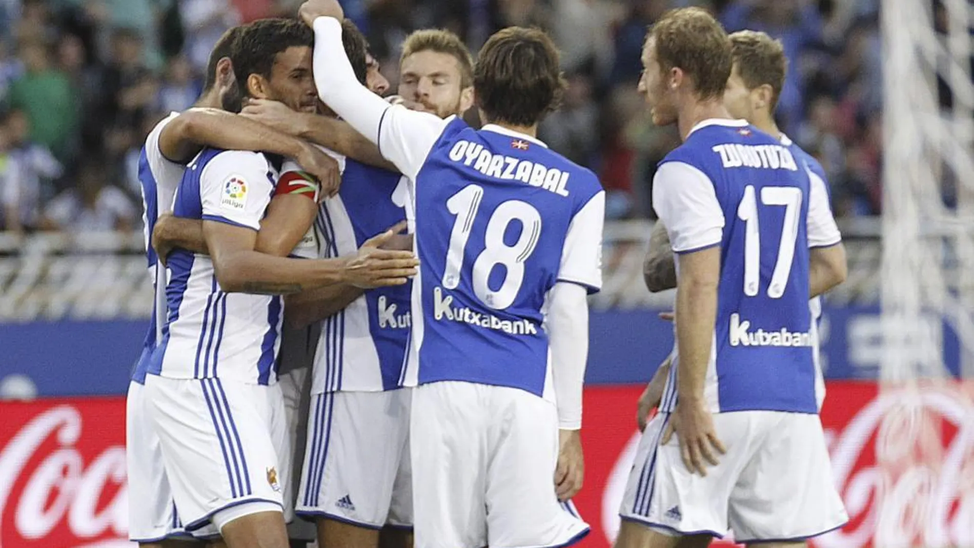 Los jugadores de la Real Sociedad celebran el gol marcado por el centrocampista Xabi Prieto, el primero del equipo ante el Alavés
