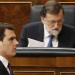 Albert Rivera pasa ante el escaño de Mariano Rajoy en el Congreso. © J. FDEZ.-LARGO