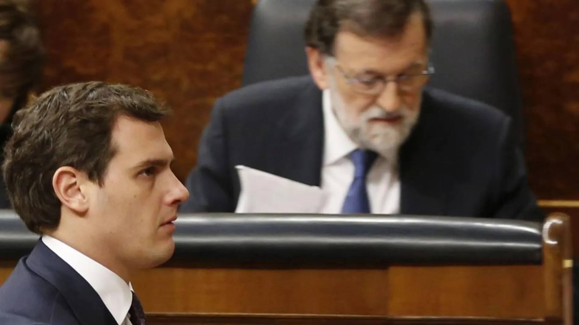 Albert Rivera pasa ante el escaño de Mariano Rajoy en el Congreso. © J. FDEZ.-LARGO