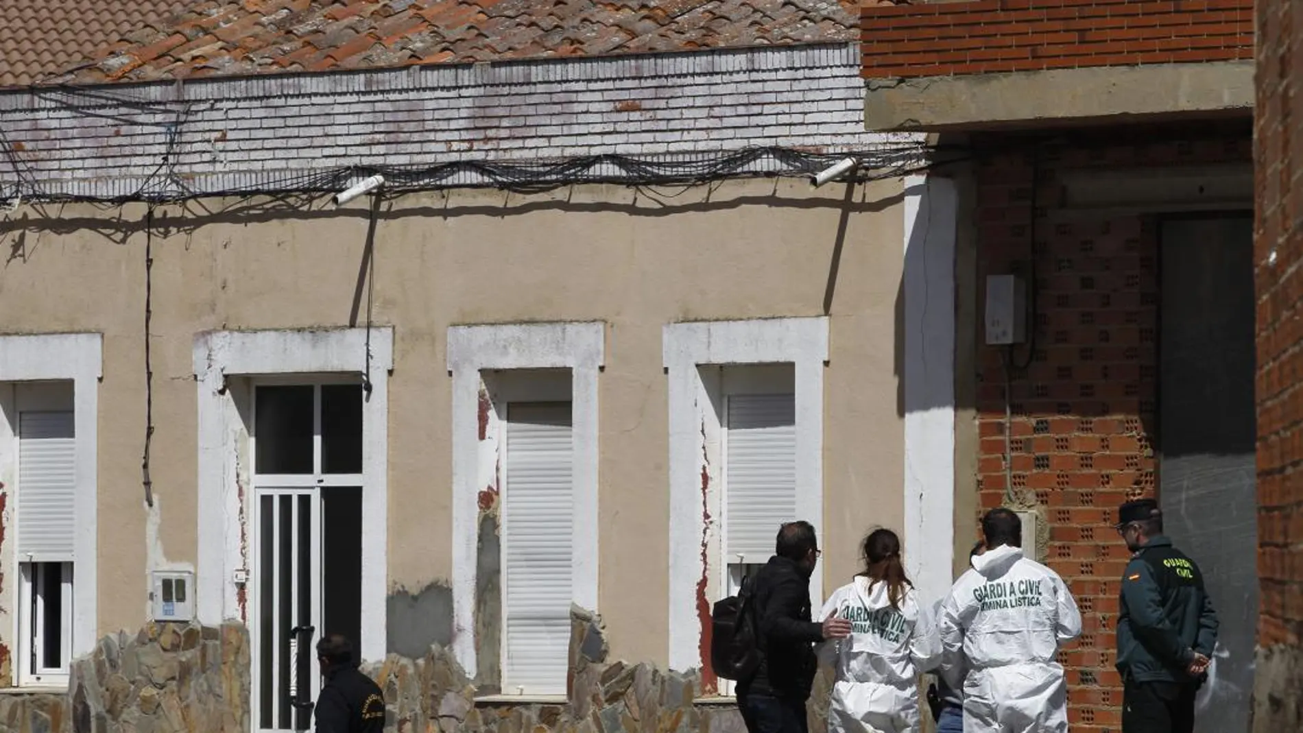 La Guardia Civil busca pistas en uno de los domicilios de Castrogonzalo / J. L. Leal/Ical