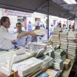 El candidato del PP, Alfonso Alonso, visita la feria del Libro Antiguo y de Ocasión de Vitoria, donde ha comprado varios ejemplares.