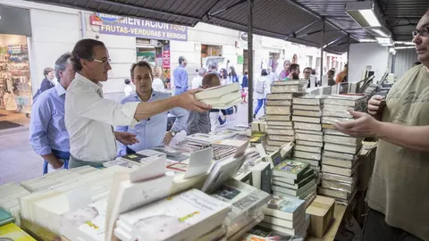 El candidato del PP, Alfonso Alonso, visita la feria del Libro Antiguo y de Ocasión de Vitoria, donde ha comprado varios ejemplares.