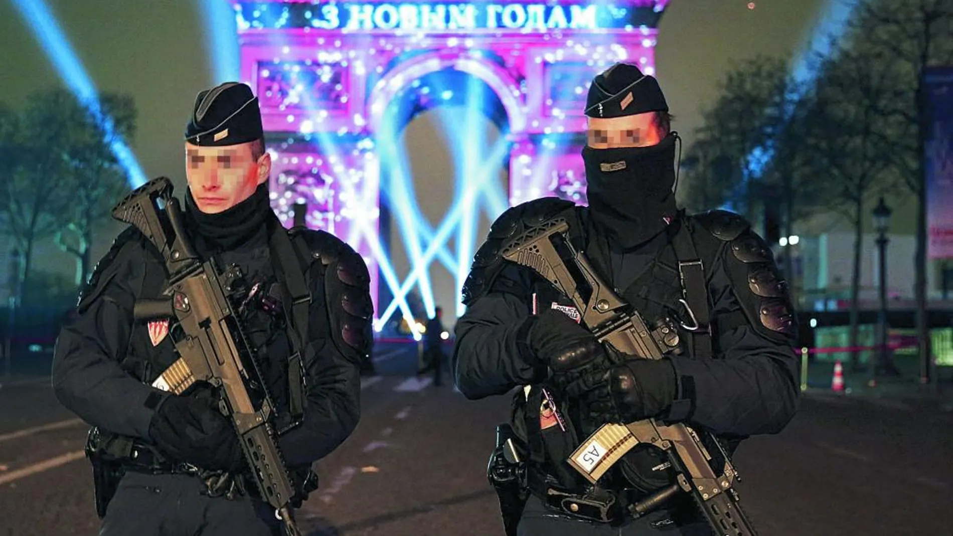 Dos policías franceses patrullan los Campos Elíseos durante la Nochevieja