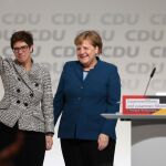 Angela Merkel felicita a su sustituta al frente de la CDU, Annegret Kramp-Kartenbauer. (Christian Charisius/dpa via AP)