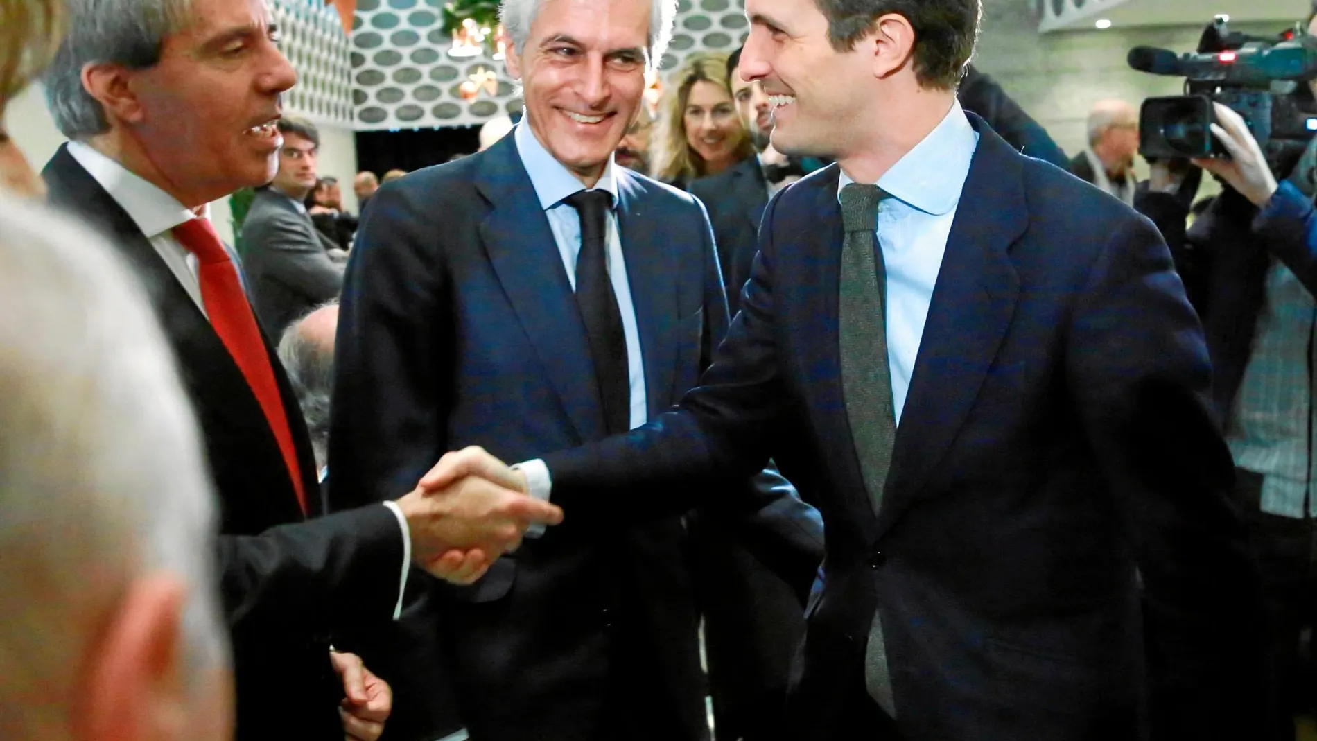 Adolfo Suárez Illana, en la imagen, junto a Pablo Casado y Ángel Garrido, es uno de los nombres que ha sonado con más fuerza como posible candidato