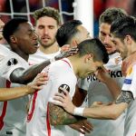 Los jugadores del Sevilla celebran el gol de Banega