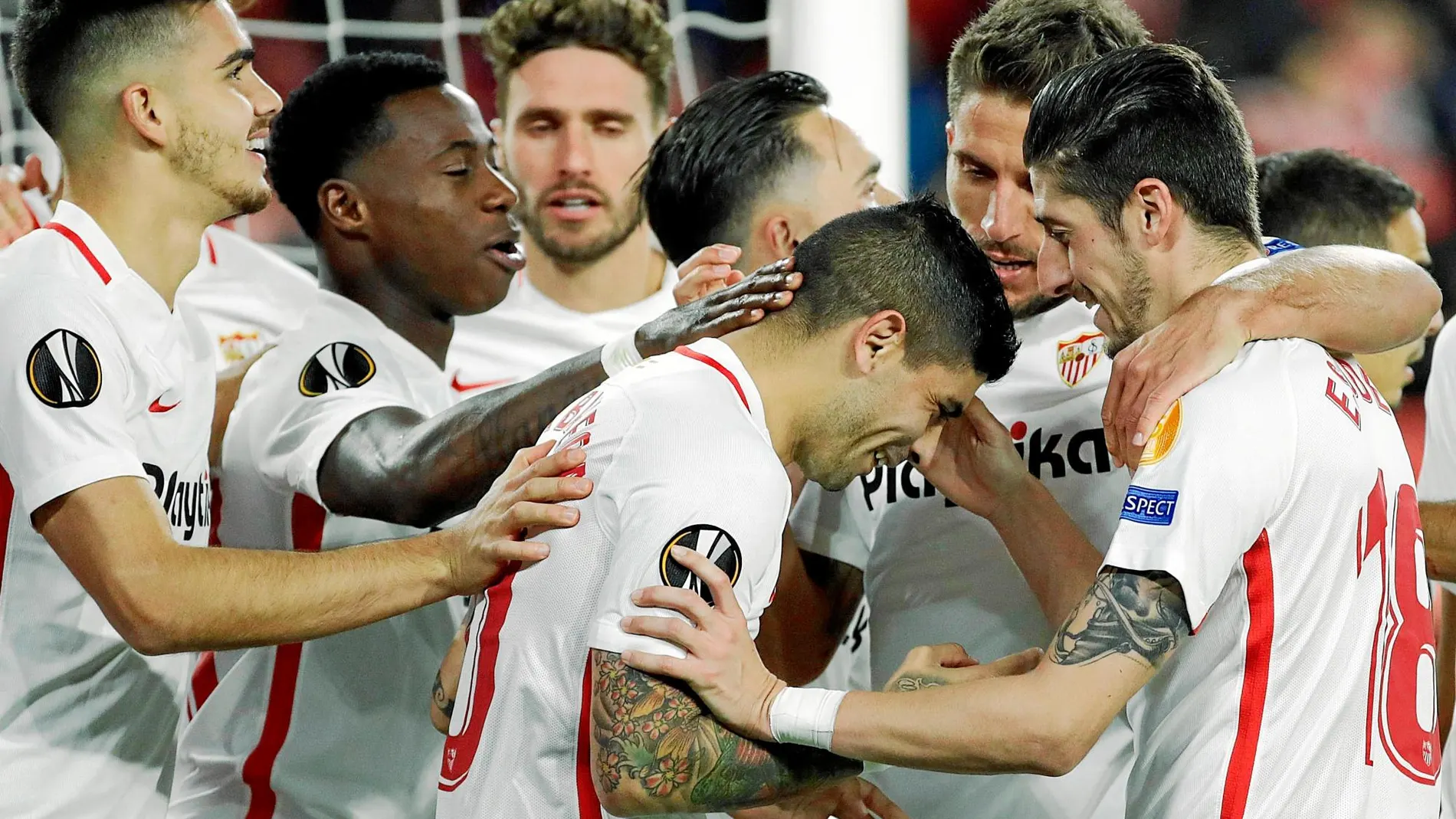 Los jugadores del Sevilla celebran el gol de Banega