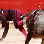 El diestro Javier Castaño cogido de gravedad en Pamplona / EFE