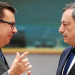 El ministro de Economía, Román Escolano, con el presidente del BCE, Mario Draghi comparecencia