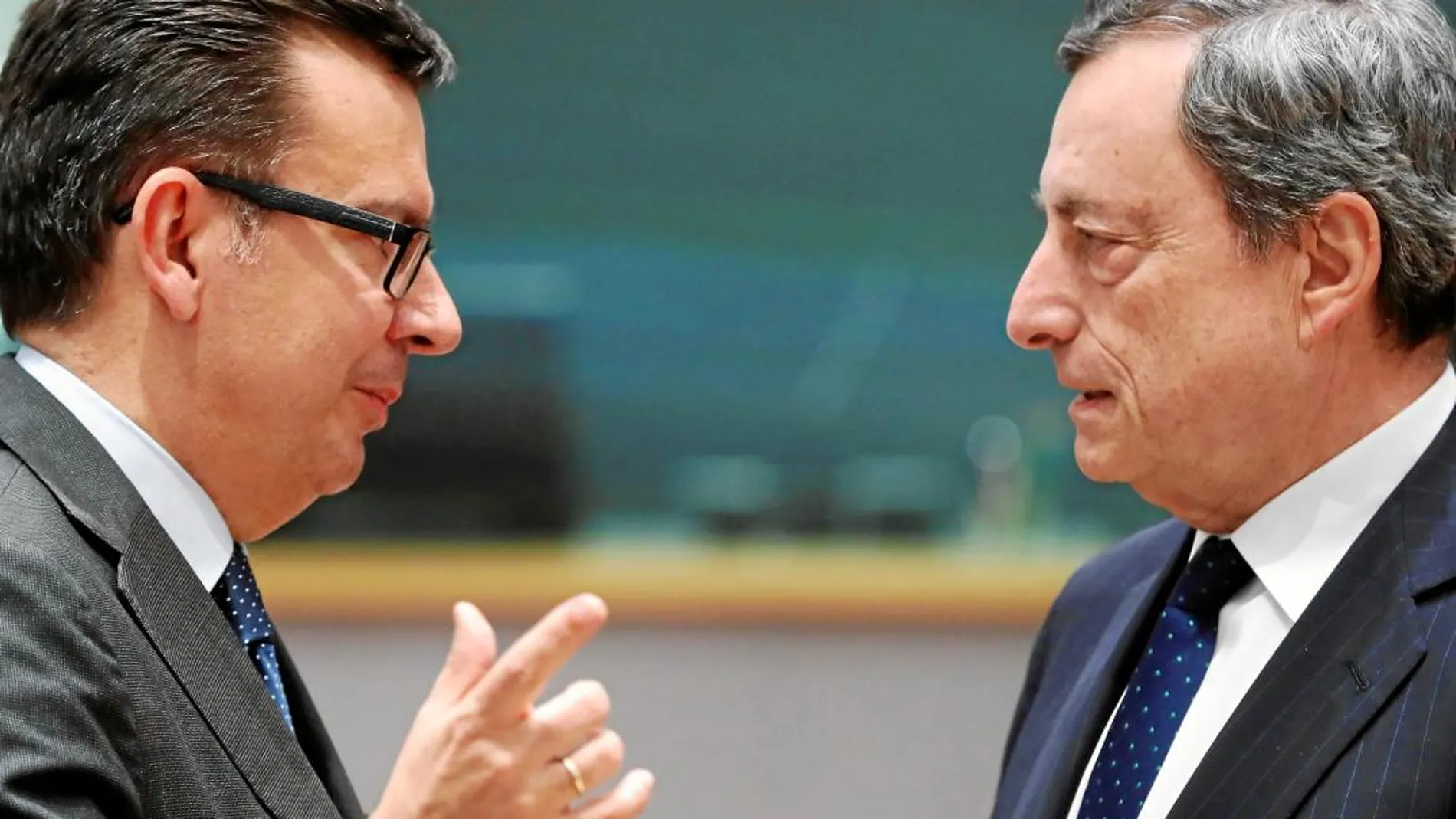 El ministro de Economía, Román Escolano, con el presidente del BCE, Mario Draghi comparecencia
