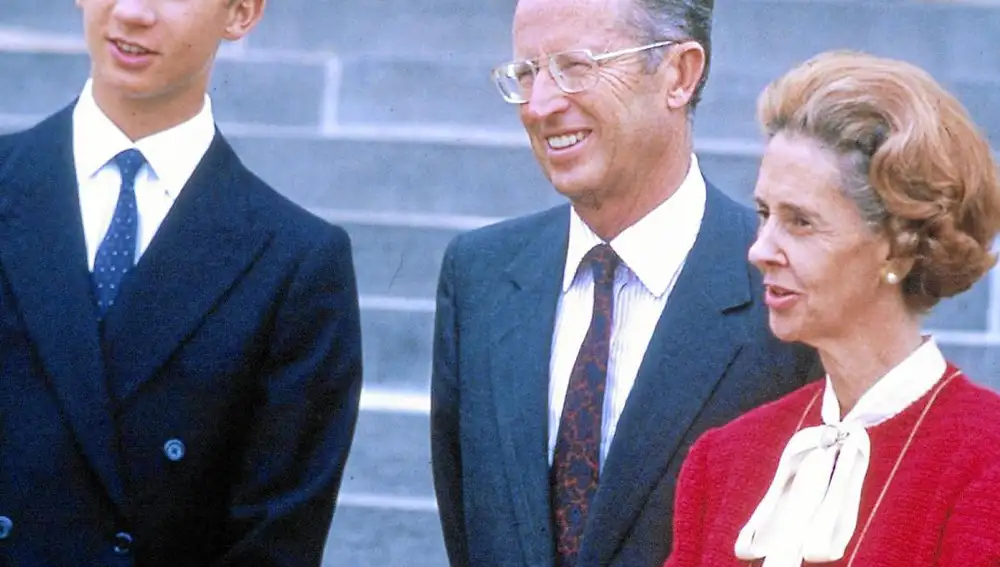 El Rey Felipe VI, entonces un joven príncipe de Asturias, junto a Balduino y Paola de Bélgica