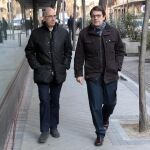 El presidente del PP de Castilla y León, Alfonso Fernández Mañueco, y Javier Iglesias, a su llegada a la sede nacional