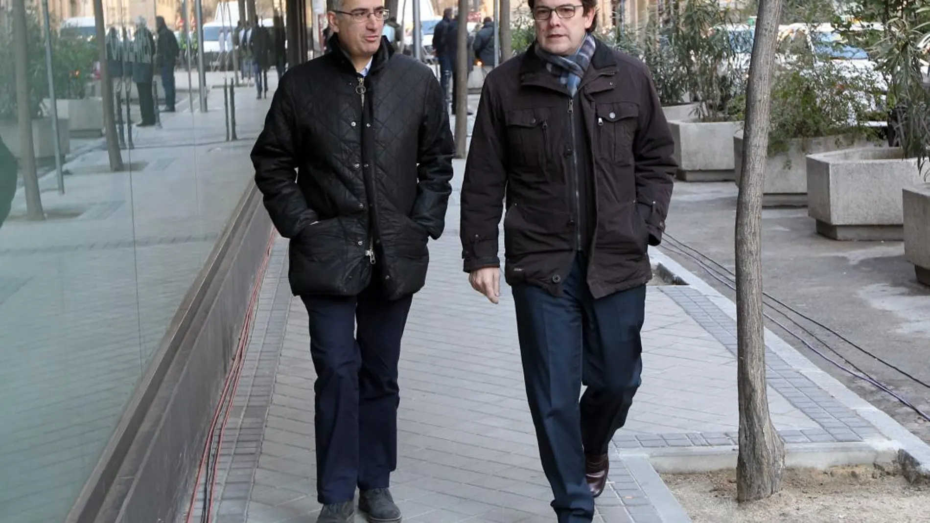 El presidente del PP de Castilla y León, Alfonso Fernández Mañueco, y Javier Iglesias, a su llegada a la sede nacional