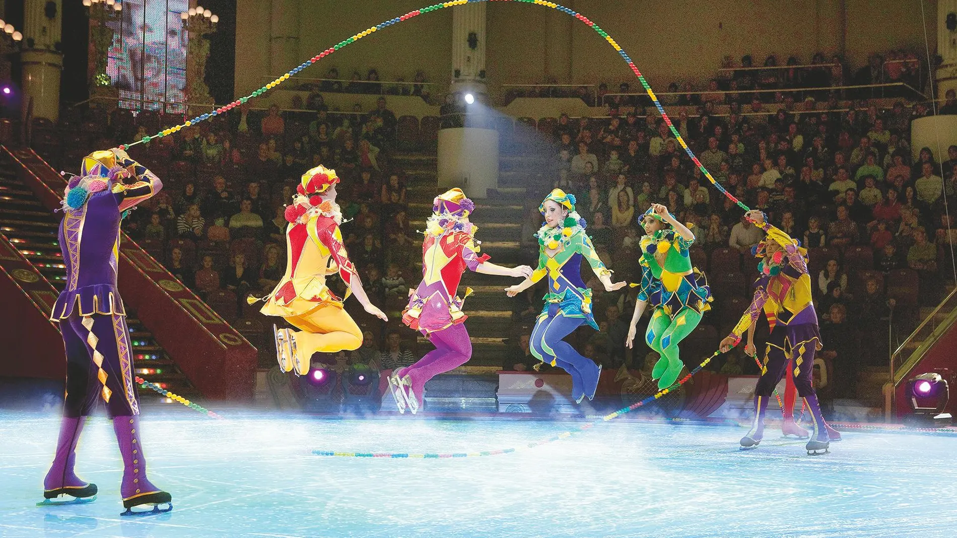 En Gerona incluso llenan de hielo la carpa del circo para un montaje en el que la sorpresa, la fascinación, las acrobacias, las piruetas y los gags hacen las delicias de toda la familia