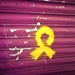 El lazo amarillo en la fachada del comercio de los padres de Rivera