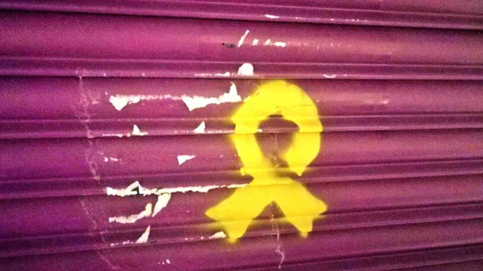 El lazo amarillo en la fachada del comercio de los padres de Rivera