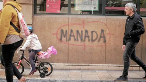 Una de las muchas pintadas que estos días han proliferado por toda España como muestra de rechazo a la sentencia dictada por la Audiencia de Navarra