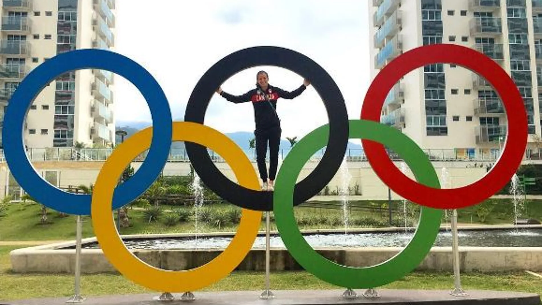La atleta holandesa Stephanie Labbé posando junto a los anillos olímpicos de la Villa