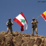 Los soldados con las bandera de Líbano y España
