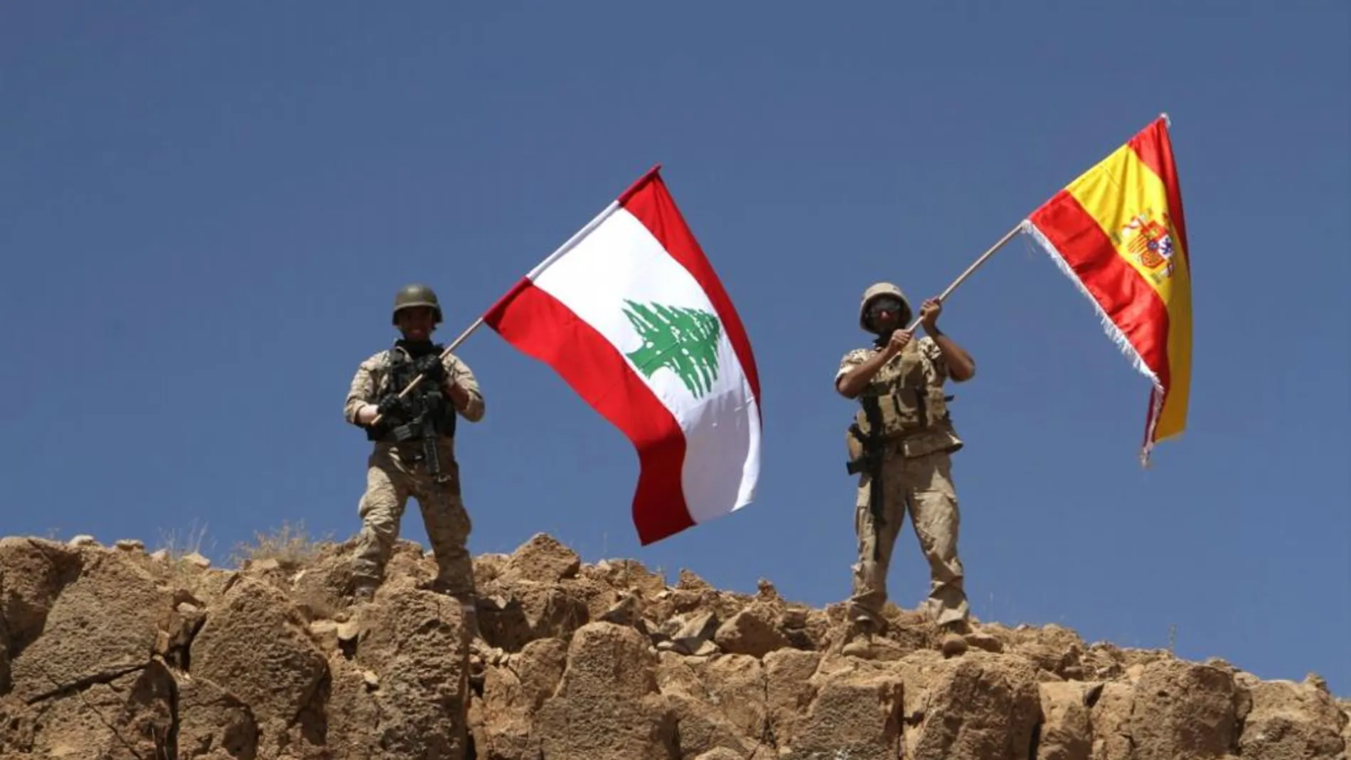 Los soldados con las bandera de Líbano y España