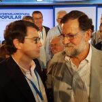 El presidente del Gobierno de España y del Partido Popular, Mariano Rajoy, conversa con el líder de los populares en Castilla y León, Alfonso Fernández Mañueco