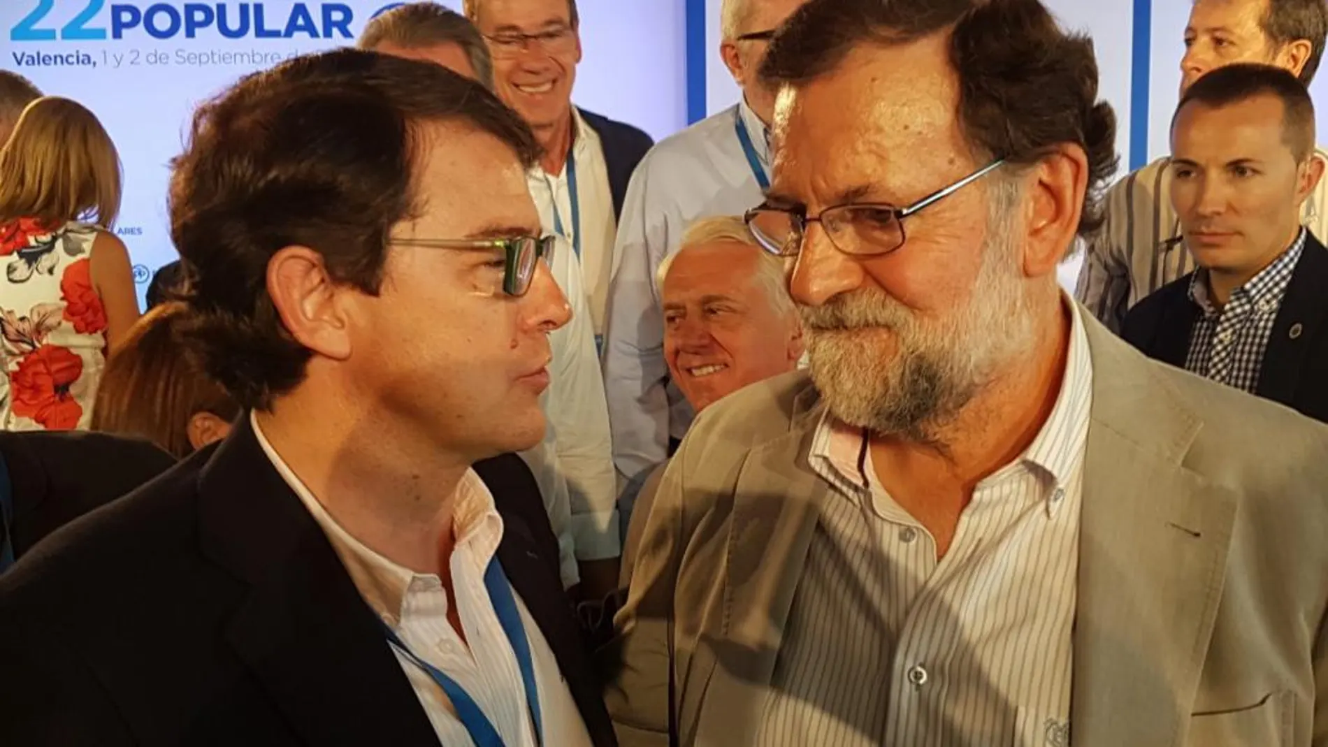 El presidente del Gobierno de España y del Partido Popular, Mariano Rajoy, conversa con el líder de los populares en Castilla y León, Alfonso Fernández Mañueco