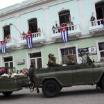 Cubanos saludan al paso de la caravana con las cenizas de Fidel Castro, en Santa Clara (Cuba).