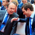 El presidente del PP, Pablo Casado (d), conversa con el presidente del Senado, Pío García-Escudero