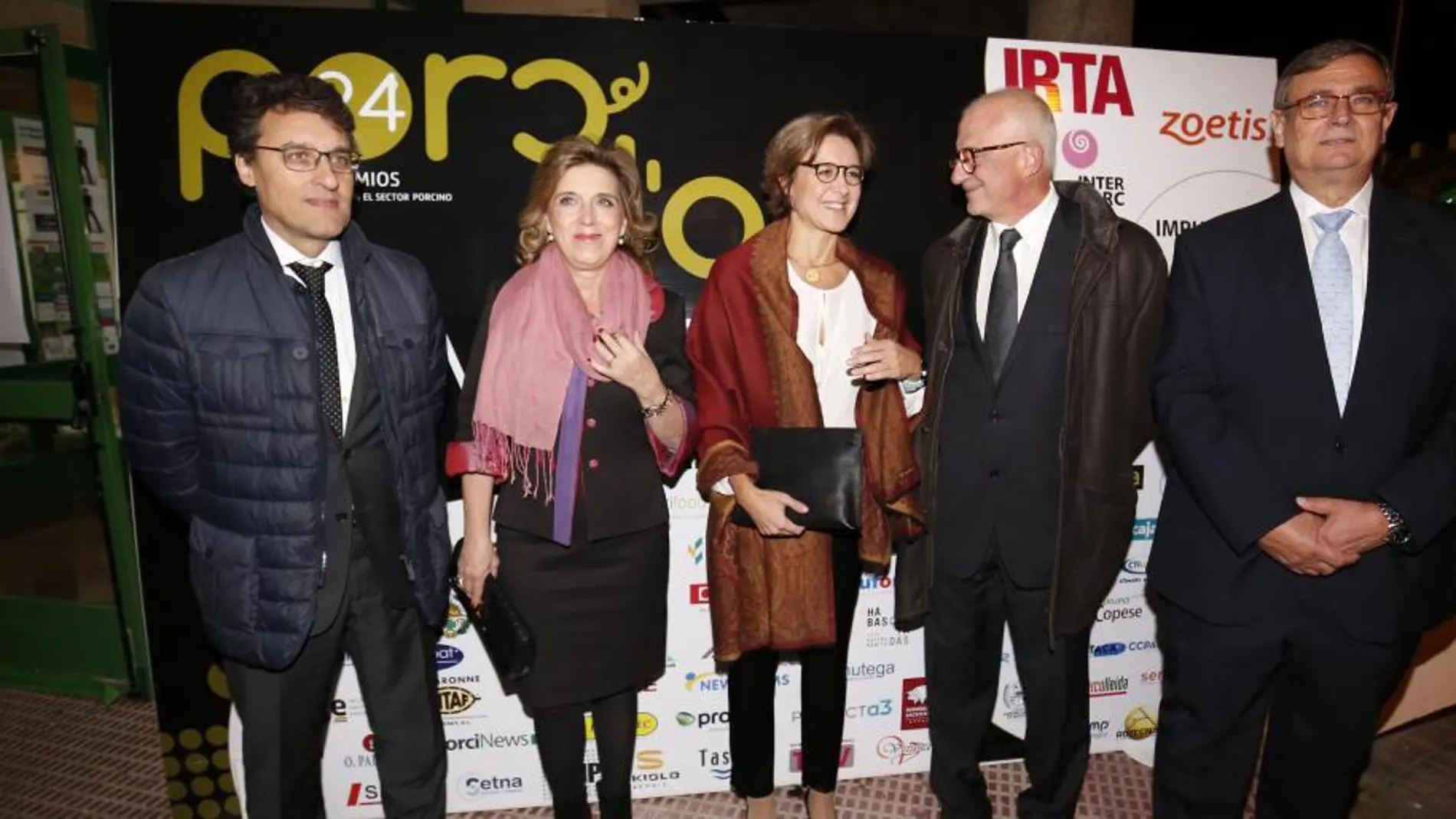 La ministra García Tejerina y la delegada del Gobierno, María José Salguiero, con responsables de los Premios
