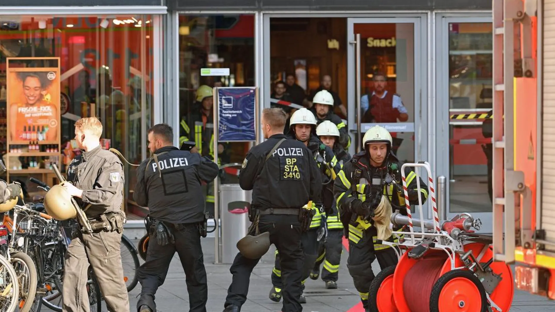 Policía y bomberos se despliegan por los alrededores de la estación central de Colonia (Alemania). EFE/ Sascha Steinbach