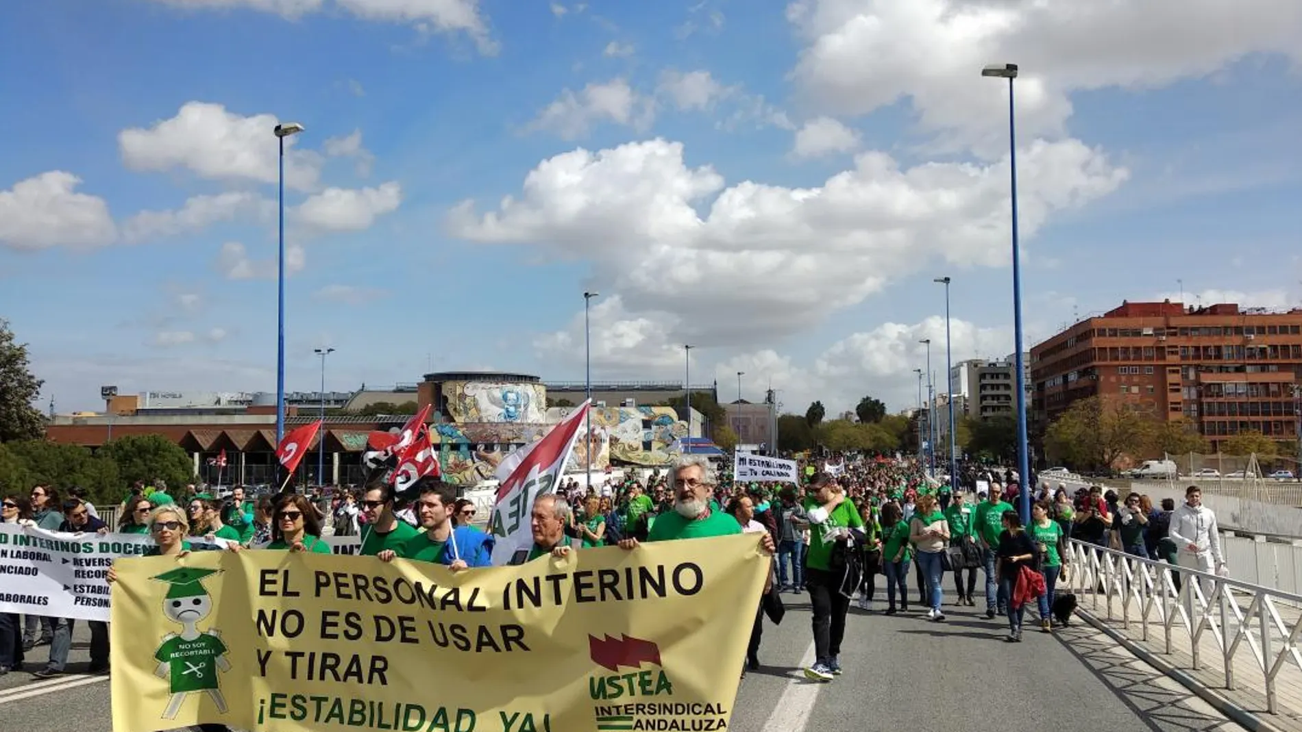 El pasado lunes cientos de docentes se manifestaron en Sevilla para exigir soluciones a su precariedad